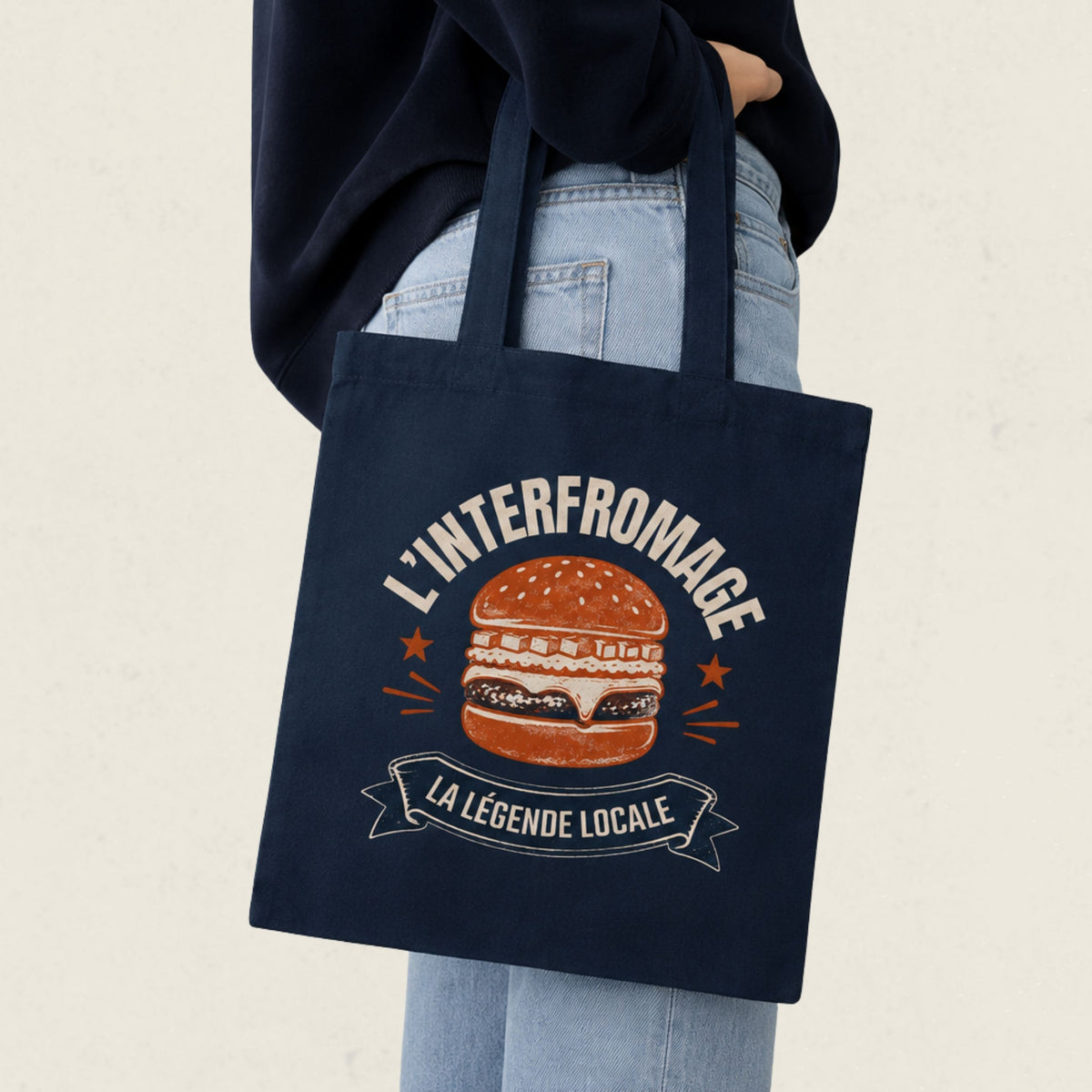 Sac fourre-tout bleu marine avec burger illustre et le message L'Interfromage la legende locale, boutique Sans Filtre