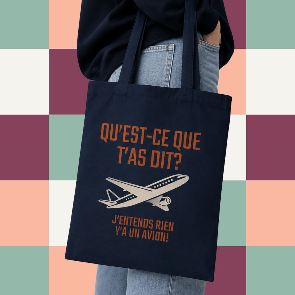 Sac fourre-tout bleu marine avec avion illustre et le message Qu'est-ce que t'as dit j'entends rien y'a un avion, boutique Sans Filtre