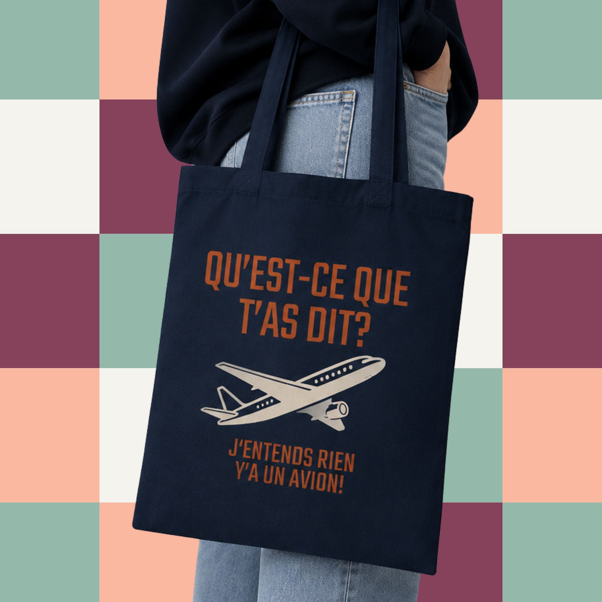 Sac fourre-tout bleu marine avec avion illustre et le message Qu'est-ce que t'as dit j'entends rien y'a un avion, boutique Sans Filtre