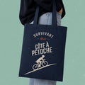 Sac fourre-tout bleu marine avec cycliste illustre et le message Survivant de la cote a Petoche, boutique Sans Filtre