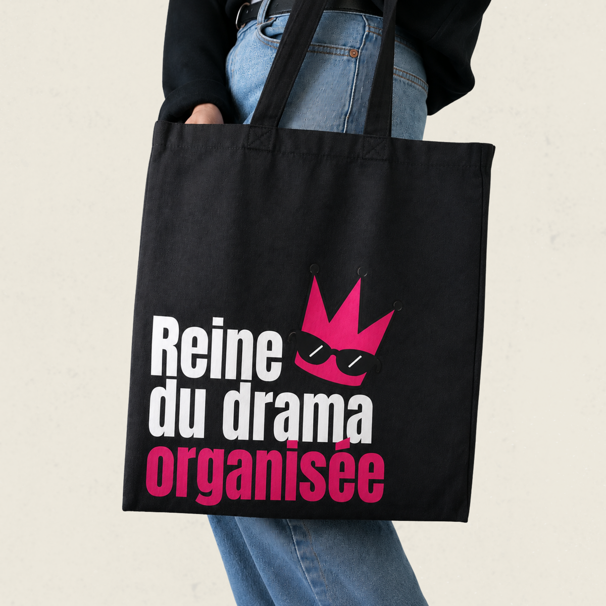 Sac fourre-tout noir avec couronne rose et le message Reine du drama organisee, boutique Sans Filtre