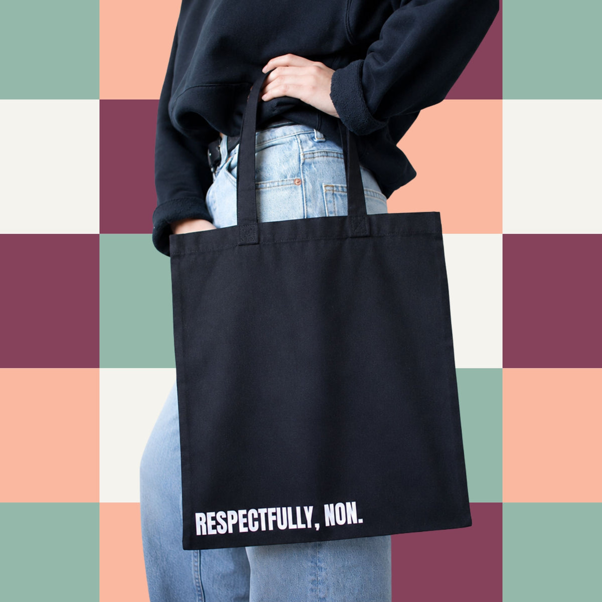 Sac fourre-tout noir avec le message Respectfully, non en lettrage blanc, boutique Sans Filtre