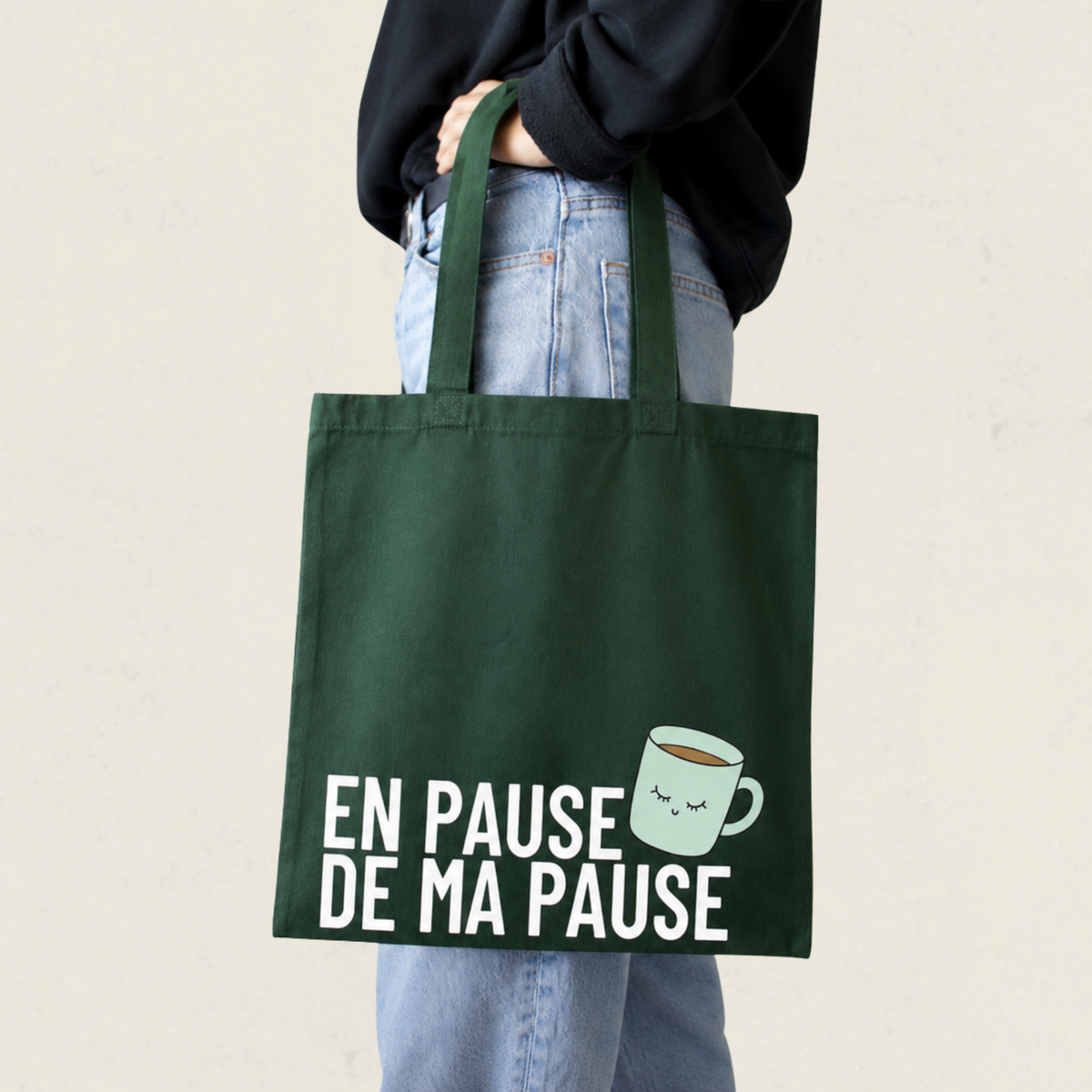 Sac fourre-tout vert foret avec tasse illustree et le message En pause de ma pause, boutique Sans Filtre