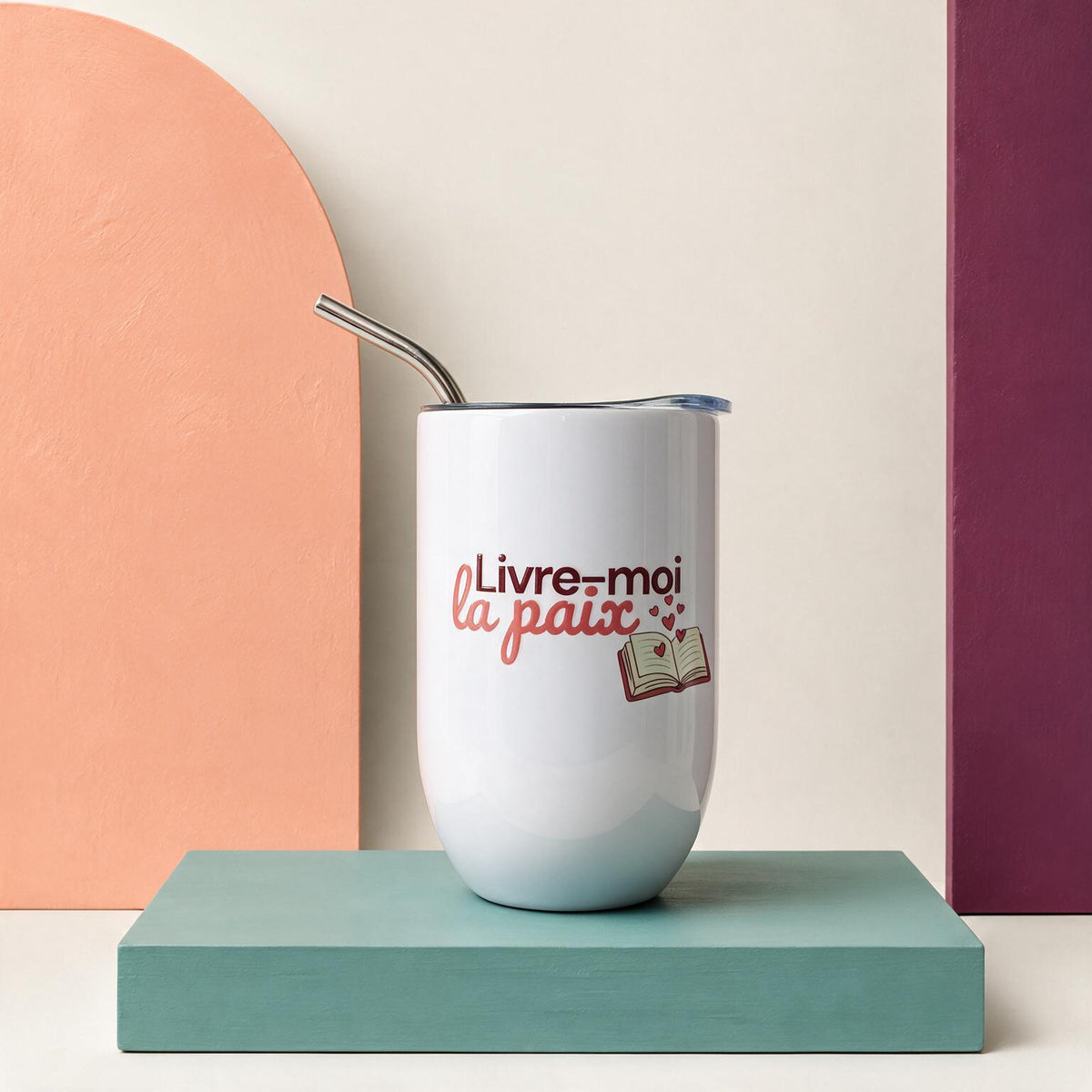 Verre a vin isotherme blanc avec paille et livre illustre et le message Livre-moi la paix, boutique Sans Filtre