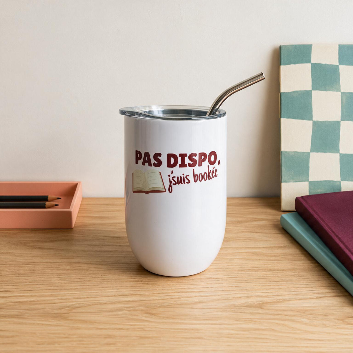 Verre a vin isotherme blanc avec paille et livre illustre et le message Pas dispo, j'suis bookee, boutique Sans Filtre