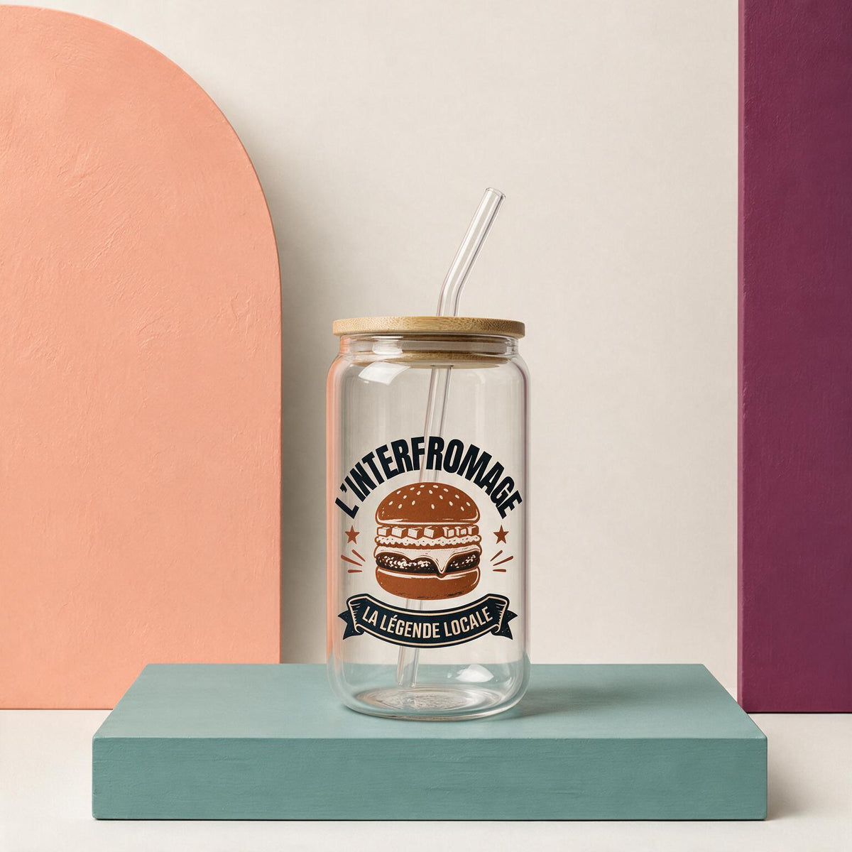 Verre en verre avec couvercle de bambou et paille, burger illustre et message L'Interfromage la legende locale, boutique Sans Filtre