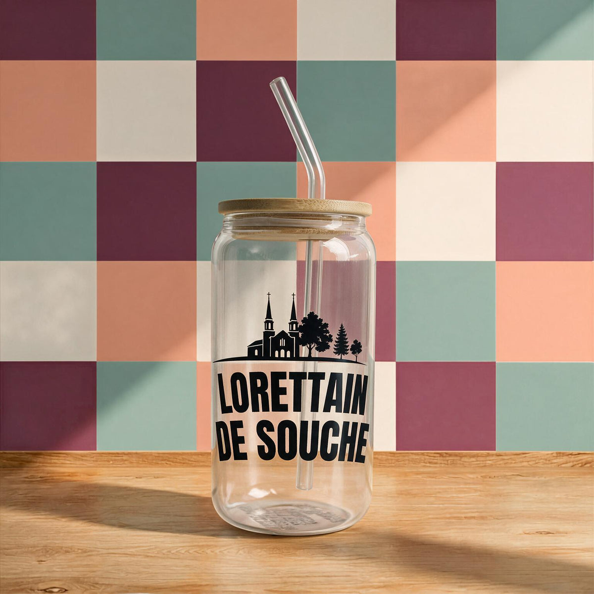 Verre en verre avec couvercle de bambou et paille, eglise illustree et message Lorettain de souche, boutique Sans Filtre