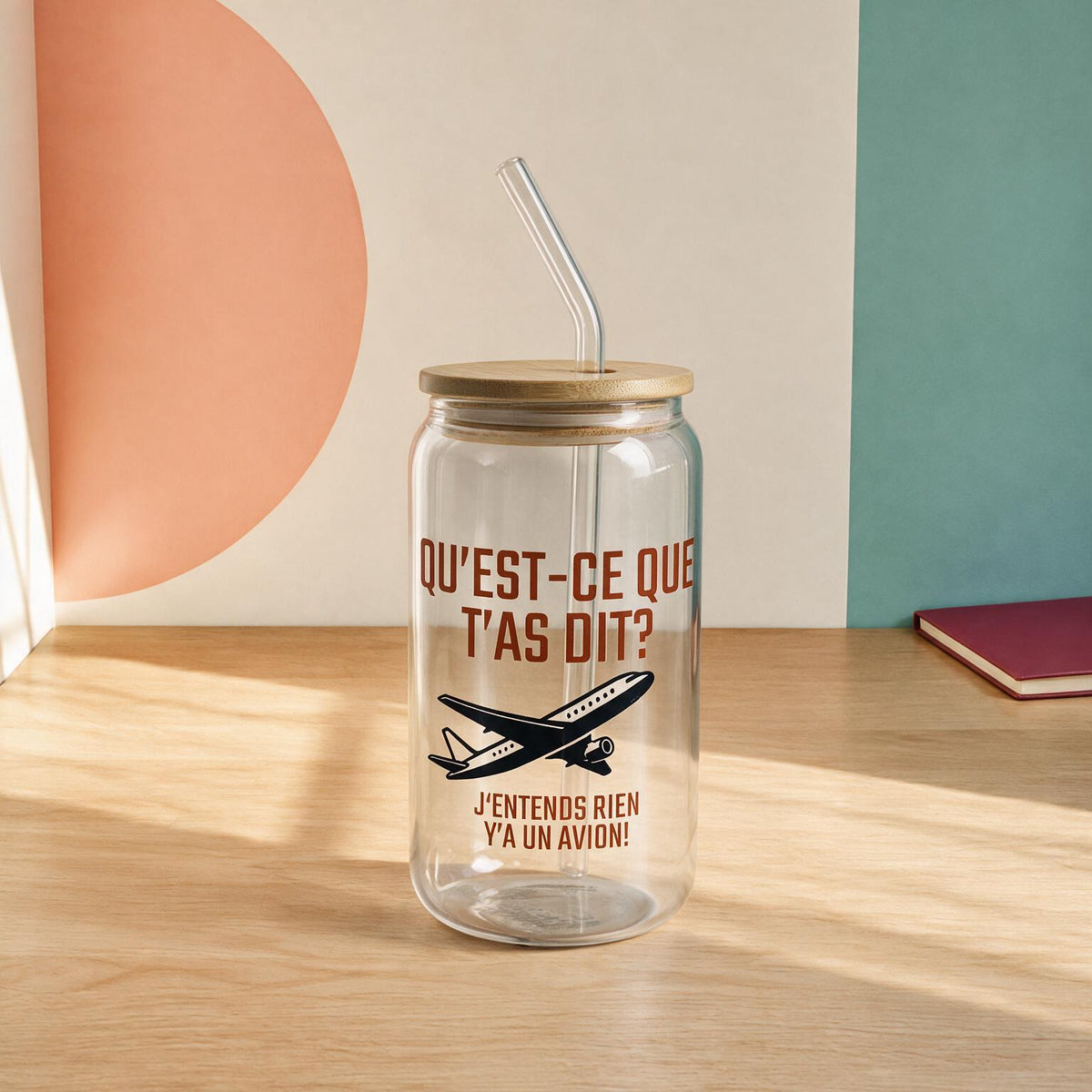Verre en verre avec couvercle de bambou et paille, message Qu'est-ce que t'as dit j'entends rien y'a un avion, boutique Sans Filtre