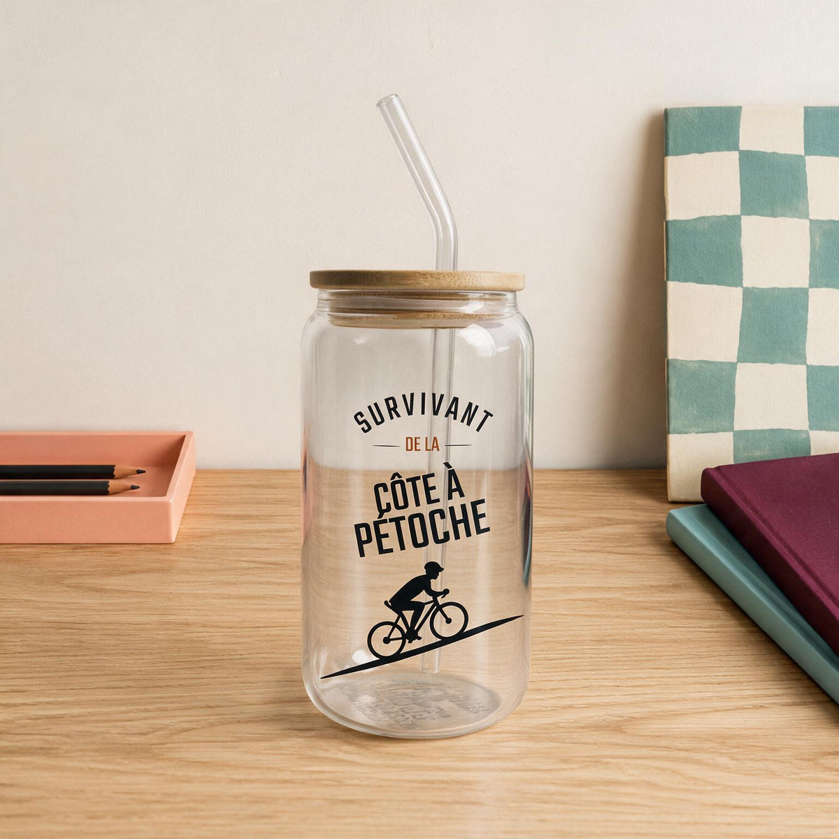 Verre en verre avec couvercle de bambou et paille, cycliste illustre et message Survivant de la cote a Petoche, boutique Sans Filtre