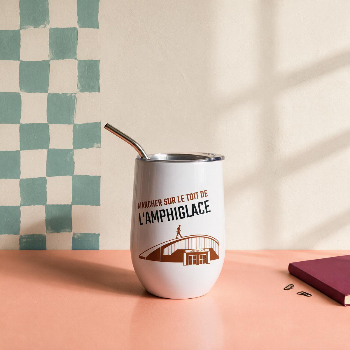 Verre isotherme blanc avec l'Amphiglace illustre et le message Marcher sur le toit de l'Amphiglace, boutique Sans Filtre