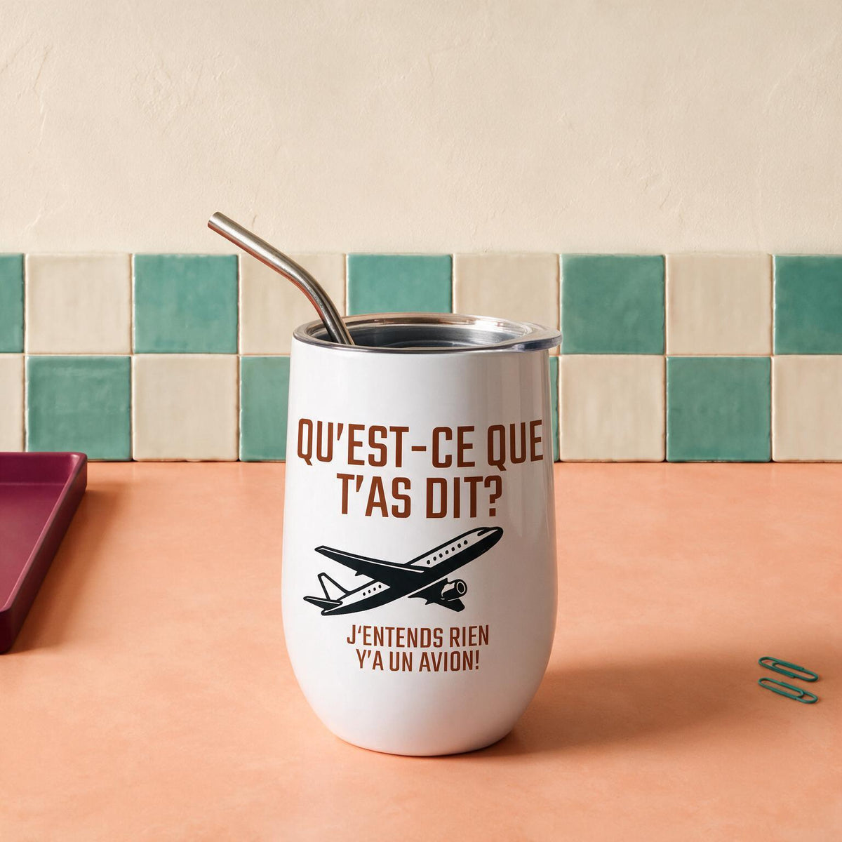 Verre isotherme blanc avec avion illustre et le message Qu'est-ce que t'as dit j'entends rien y'a un avion, boutique Sans Filtre