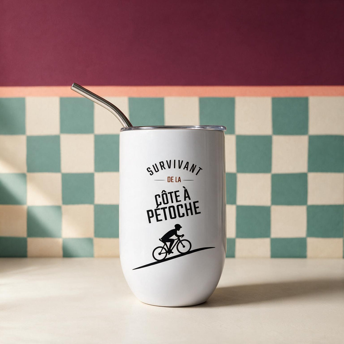 Verre isotherme blanc avec cycliste illustre et le message Survivant de la cote a Petoche, boutique Sans Filtre