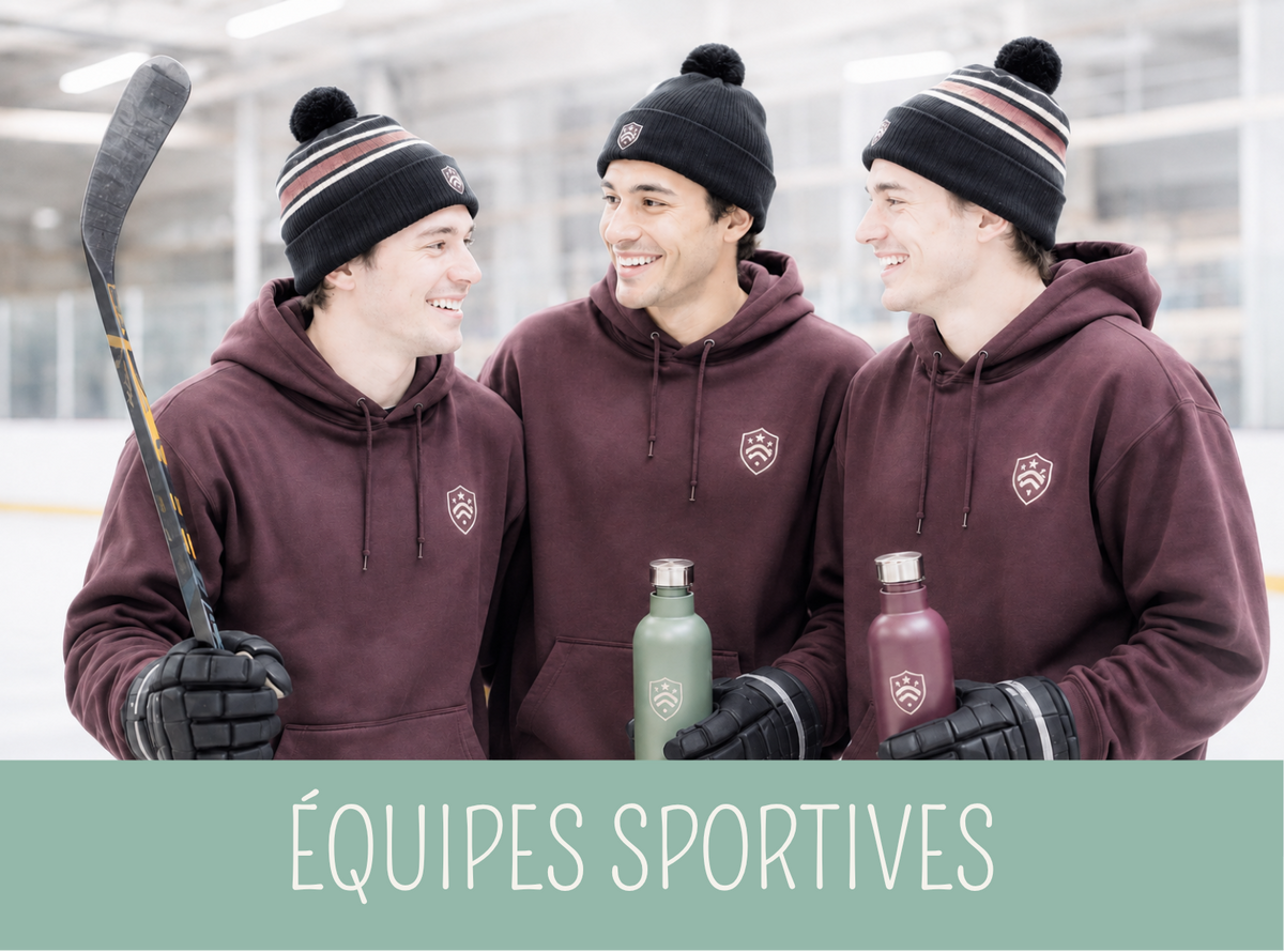 Trois joueurs de hockey portent des chandails et des tuques personnalisés aux couleurs de leur équipe.